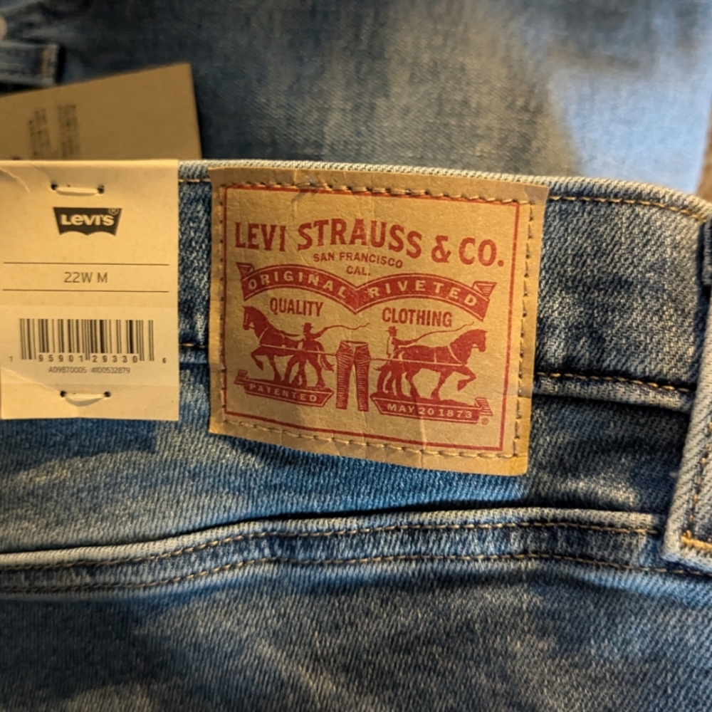 Levi High Waisted Mom Jeans